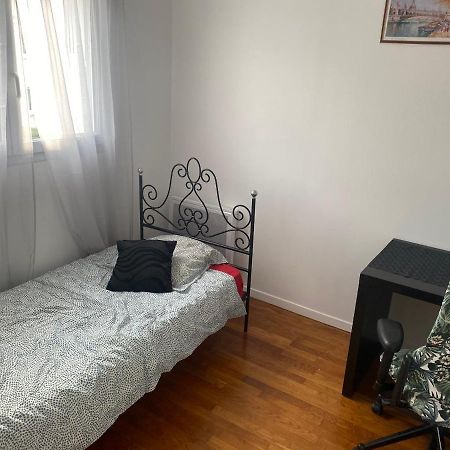 Bedroom In A House/ Chambre Dans Une Maison Épinay-sur-Orge Екстериор снимка